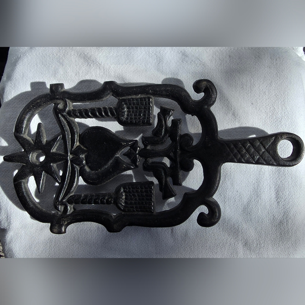 VTG Wilton "Love Birds" Black Cast Iron Trivet
